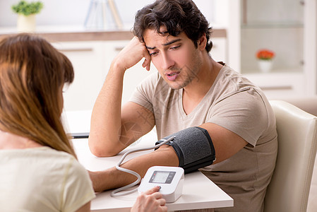 妻子检查丈夫的血压男人病人压力诊断脉冲保健卫生药品护士心血管一对高清图片素材