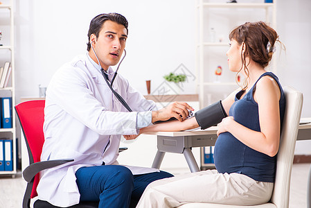 检查怀孕妇女血压的年轻青年医生动脉保险脉冲母亲女士有氧运动测量诊所医师高血压查看高清图片素材