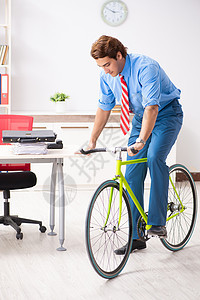 青年商务人士使用自行车前往办公室的交通路线环境男人机动性商务人士城市经理管理人员锻炼旅行图片