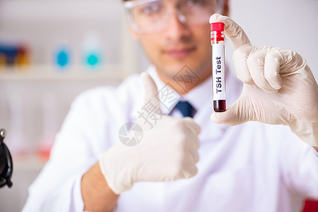 年轻英俊的实验室助理 在医院验血样本男人生物学医生学生捐赠者感染拇指保健细菌援助图片