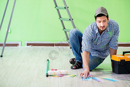 做家庭翻新的青年男子服务装潢师工作承包商绘画房间工具箱工人画家装潢图片