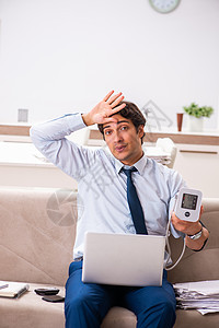 男人在压力下测量自己的血压人士仪表工作有氧运动动脉报告工具测试商务商业图片