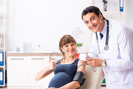 检查怀孕妇女血压的年轻青年医生考试药品心脏病母性母亲卫生拇指脉冲专家男人测试高清图片素材