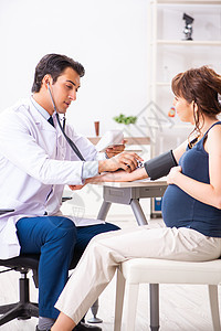 检查怀孕妇女血压的年轻青年医生母性测量动脉诊所治疗师医院女士有氧运动病人测试手高清图片素材