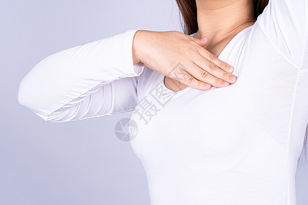 女性手做乳房自我检查 以检查灰色背景下的肿块和乳腺癌迹象 广告概念的医疗 保健女士危险疾病解剖学疯牛测试护理药品疼痛考试图片