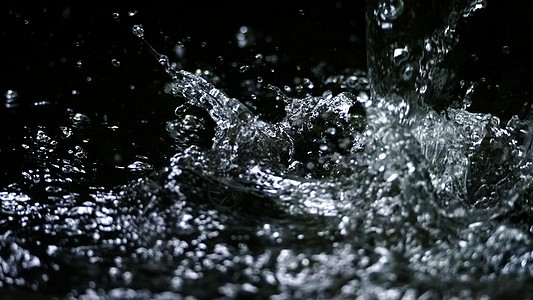 黑色背景颜色的水花波纹流动喷泉充气运动苏打活力飞溅蓝色水滴图片