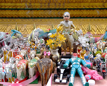 穿红衣小恶魔Kuman Thong是泰国流行宗教的家族神灵背景