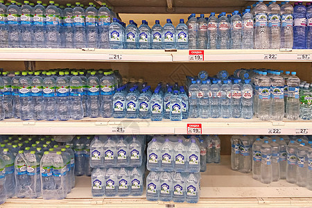 超市货架上瓶装饮用水 莫斯科20/08/2020年8月20日图片
