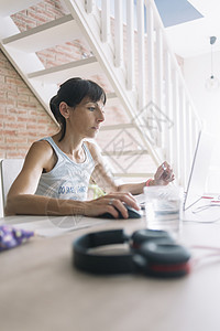 在家使用笔记本电脑的妇女女士自由职业者居家专注照片办公注意力工作咖啡杯上网图片