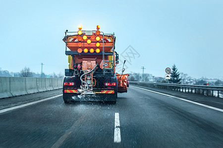 从橙色公路维修车后面的汽车上看到 卡车高清图片