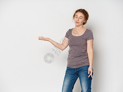 长年妇女T恤T恤Jeans随身服装工作室女士高清图片素材