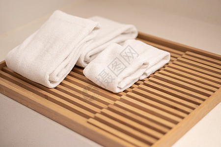 在木制棍盘子里的面巾休息桌子托盘酒店卫生织物纺织品木头温泉沐浴图片