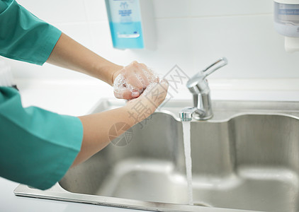 一名戴保护面罩的女医生在医院彻底洗手人手护士诊所药品手术感染消毒医师卫生肥皂图片