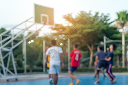 青少年户外模糊的人一起在户外公园打篮球闲暇跑步街道食物青少年成人女性篮球孩子享受背景
