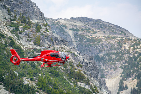 红直升机在山上援救伤员的救援行动图片
