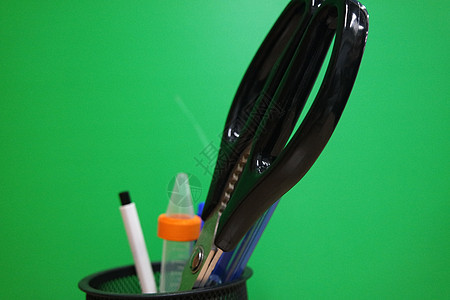 仔细查看装有文具物品的文具罐补给品学生照片铅笔绿色桌子彩色课堂学习办公室图片