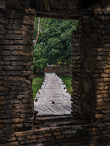 田野的竹布桥 通过旧红砖瓦路场地旅行墙壁建筑学窗户国家途径小路公园木桥图片
