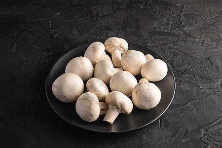 蘑菇拼盘黑盘上健康食物的香米蘑菇厨房烹饪团体美食营养盘子饮食背景