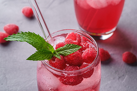 新鲜冰冷果汁饮料 夹薄荷 夏季草莓柠檬水吸管液体覆盆子食物饮食叶子玻璃浆果蜜饯宏观图片
