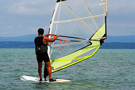 一个男人在巴拉顿湖向风图片
