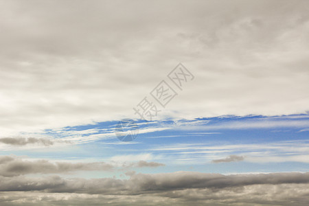 阴云的天空是蓝色的 德国的天空全景图片