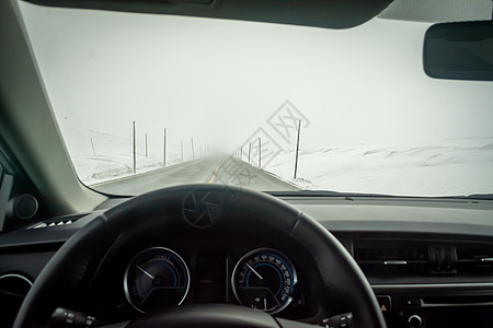从雪和冰中清除的公路上的车内视线 但堆积在路边危险观点天气安全街道沥青交通看法状况运输图片