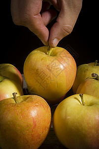 手摘一个成熟的苹果食物植物野餐果汁手指柳条甜点木头农场季节图片