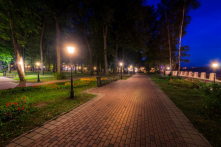 一个夜间公园 灯笼照亮的夜公园 有石路 树木 瀑布木头正方形树枝街道城市人行道路灯反射黑暗景观图片