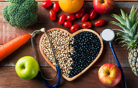 心盘和医生听诊器中的水果和蔬菜饮食木头世界疾病烹饪营养谷物攻击食物心脏病学图片