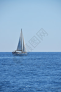 海水波纹和清蓝天空的海景旅游假期蓝色旅行帆船活动波浪水景场景运动图片