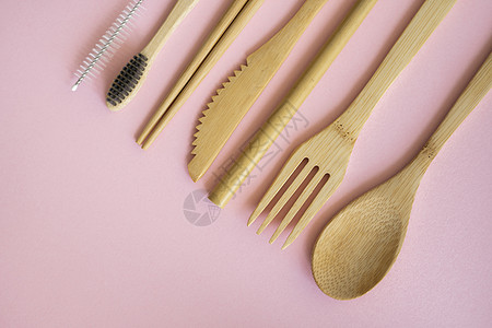 生态友好的竹制餐具套装在粉红色背景的盒子里 零废物概念 一套竹制餐具放在桌子上的一个盒子里 勺子 叉子 刀 牙刷 管子和中国棍子图片