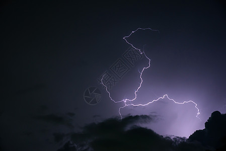 下雨前有雷电的黑云风暴力量螺栓天气戏剧性危险闪电霹雳雷雨天空乌云图片