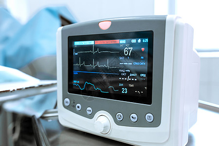 在手术期间监测患者的心电图 血压 饱和度 心脏监护仪图片