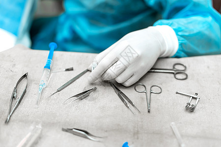 外科医生手拿剪刀 钳子和手术器械在手术台上进行手术 在医院 急诊 手术 医疗概念的手术室工作图片