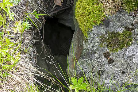 在挪威的石块之间 岩石洞穴里图片