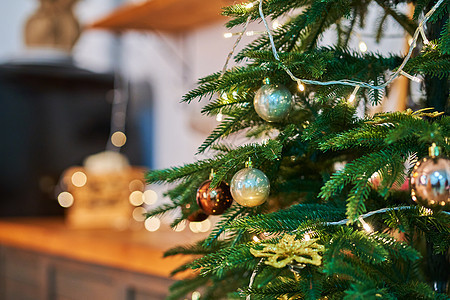 新年的节庆绿树 装饰着园地和节日装饰品 圣诞气氛风格假期火花明信片季节松树传统玩具卡片庆典图片