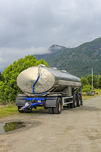 挪威的牛奶油罐卡车拖车图片