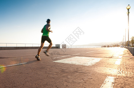 人在海边奔跑蓝色运动员慢跑娱乐跑步赛跑者身体男人慢跑者天空图片