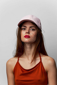 戴帽子的女人 向前看前面的红色嘴唇上的模型风景图片