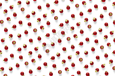 猕猴桃果园白色背景上的圣诞红色装饰品 背景的圣诞节装饰品构成 平躺的红色装饰品作品假期装饰新年框架庆典艺术风格墙纸饰品背景