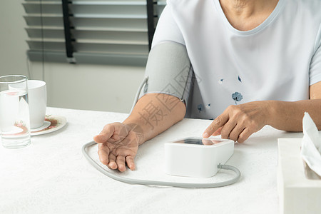高级女性在家里检测到血压的身高保健老年医师诊断压力脉冲母亲高血压医院诊所图片