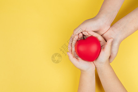 世界健康日 成人和儿童手握着红心 愈合世界福利病人家庭保险保健帮助疾病十字心脏图片