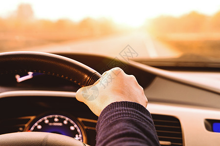 安全驾驶 速度控制和安全路途距离 Dri控制板气体交通车轮男人公路车辆司机旅行通勤背景图片
