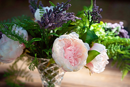 日光桌上的鲜花群安排牡丹花瓣风格绿色植物装饰装饰品晴天水晶餐厅花束图片