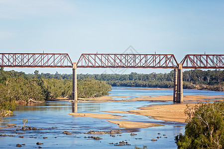 钢铁铁路桥横越澳大利亚河图片