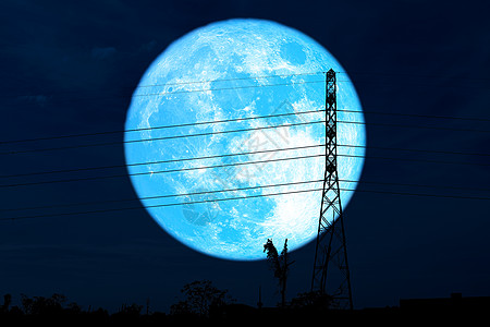 超级丰收蓝色月亮和太阳光影电线杆图片