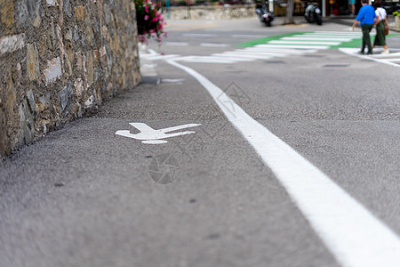 白漆白的标志显示街上行人行道信号沥青自行车路标路线小路法规运输交通运动图片