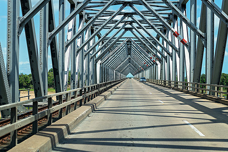 A号公路上的大钢桥结构框架穿越建筑学力学车辆文化蓝色天空沥青城市图片