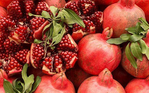 市场柜台的红石榴树甜点水果团体果汁种子红色食物饮食热带木头图片