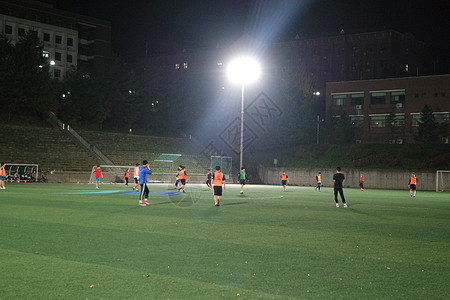 亲子游戏在足球操场对目标网的近视网络学校天空安全教育游戏地面联盟沥青运动背景